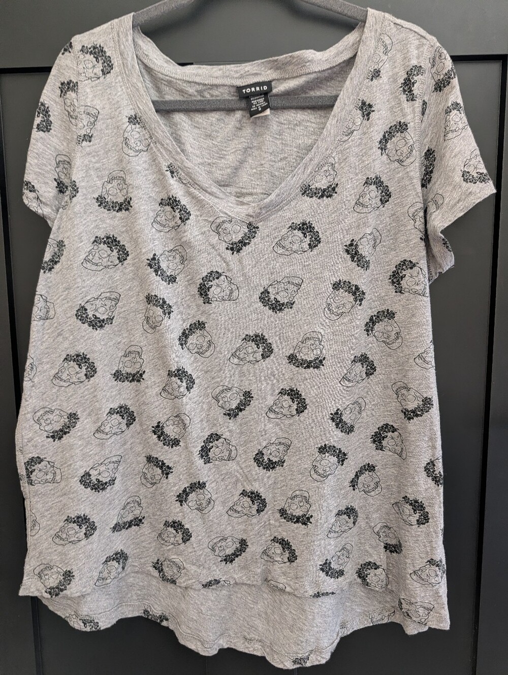 Torrid Sugar Skull V-Neck Tee Gray Black Women's Size 0